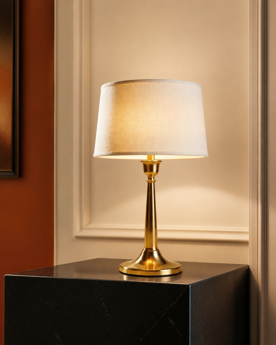 ImperiumLux | Lampe de Table Dorée — mise en scène